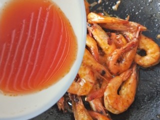 油焖大虾,番茄酱用开水调成汁倒入锅里