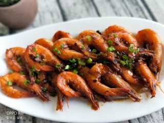 油焖大虾,撒一点葱花装饰就可以上桌啦！