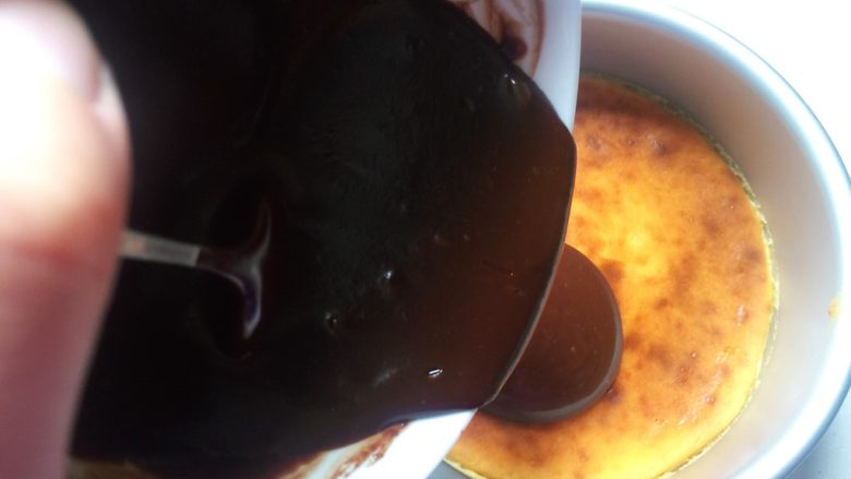 巧克力乳酪蛋糕,融化好的巧克力酱放至温热，然后倒在蛋糕上