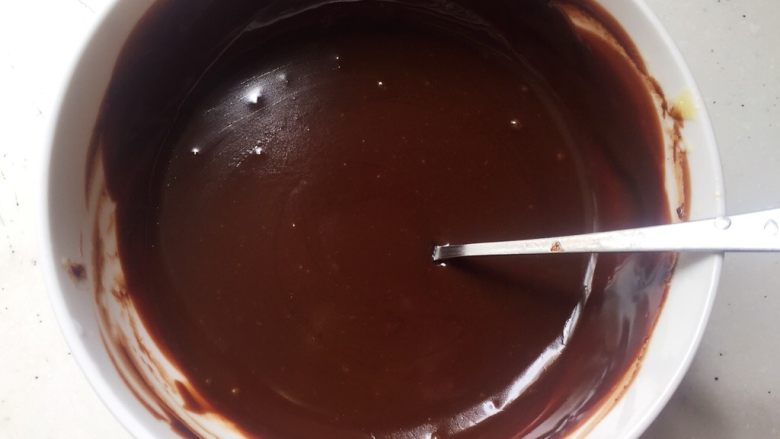 巧克力乳酪蛋糕,黑巧，黄油、淡奶油隔水融化，期间不停搅拌