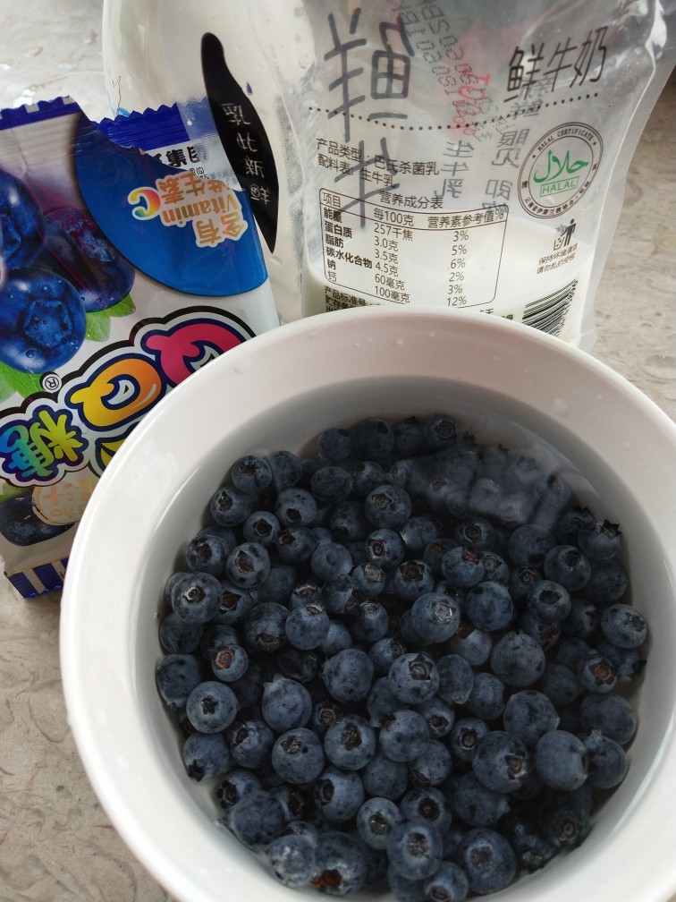 蓝莓酸奶,吉利丁片泡软后与少量牛奶混合加入酸奶中。