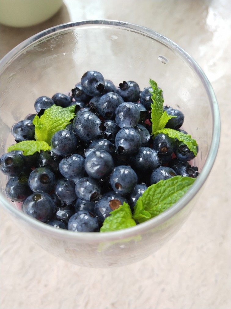 蓝莓酸奶,加入蓝莓。