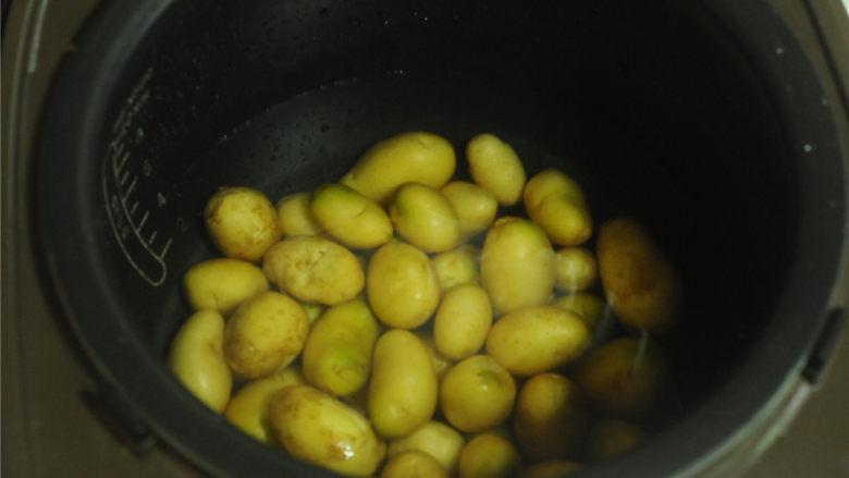 香煎小土豆,放入电饭锅里，加入没过土豆的水，煮大约30分钟左右至熟