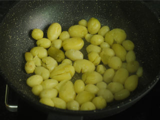 香煎小土豆,不粘锅里放入少许油，将土豆倒进去