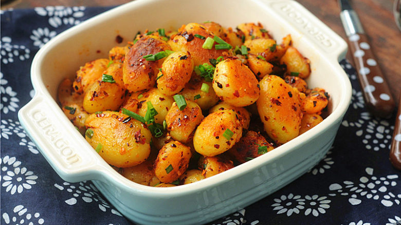 香煎小土豆,趁热吃，外焦里嫩太美味啦！