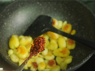 香煎小土豆,加入油辣椒