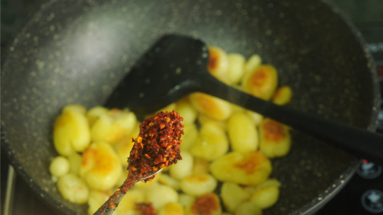 香煎小土豆,加入油辣椒