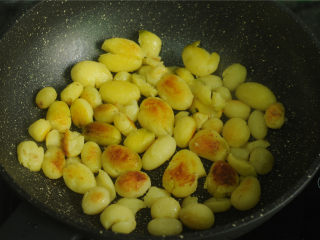 香煎小土豆,中火慢煎，至两面都变得金黄