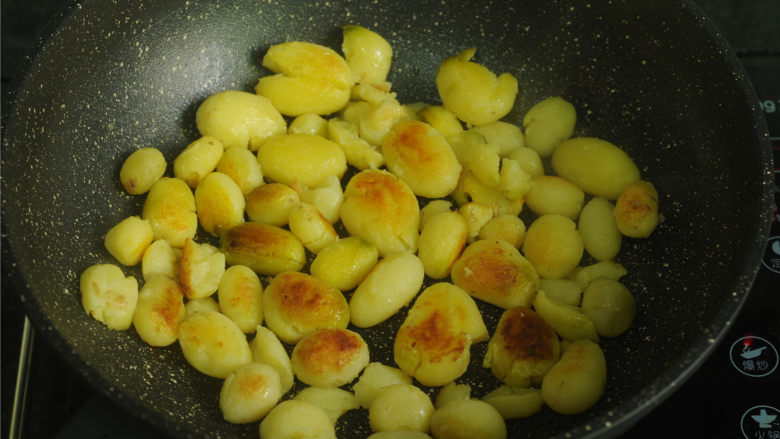 香煎小土豆,中火慢煎，至两面都变得金黄