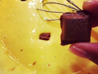 经光波烘焙的巧克力葡萄干风味蛋饼🥞,适当混合后，加入适量巧克力。