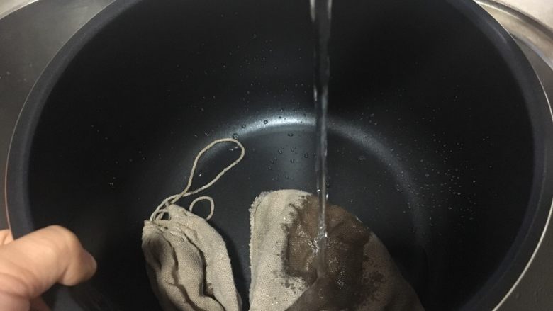 电压锅版调经养生汤,加入500毫升-700毫升的水