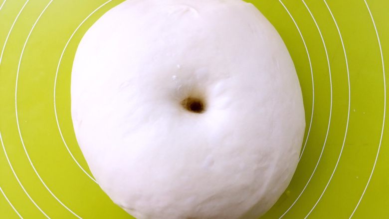 花环面包（6寸）,发酵好的面团，手指沾干粉按下去会有一个圆圆的洞，轻微回弹即可