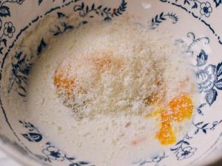 意大利面,在一个大碗里，将鸡蛋、干酪搅拌在一起。