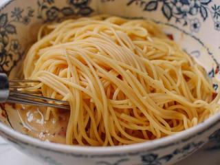 意大利面,拿一大锅烧开加盐加入意大利面。一定要煮到有嚼头的时候——但是不要煮过头了!把意大利面沥干加入碗里。