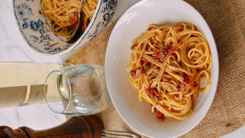 意大利面,奶酪和培根都可以添加完美的咸味