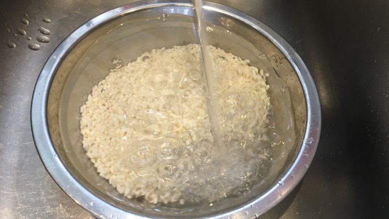 韩式参鸡汤,糯米提前2小时洗净泡水