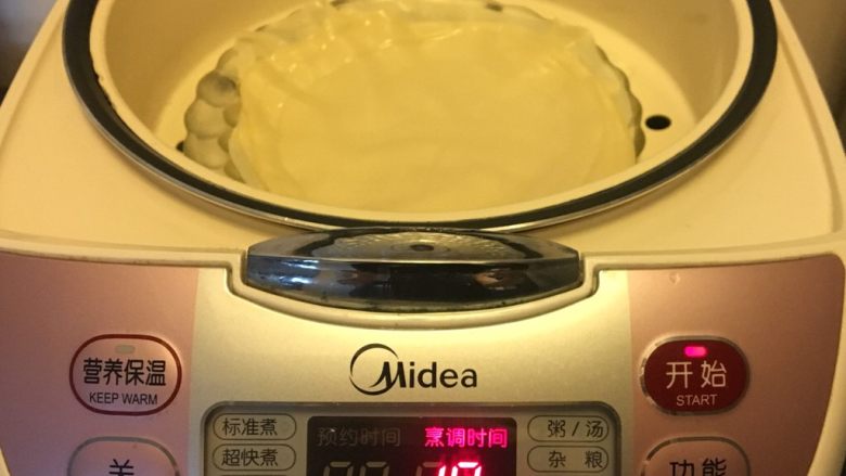 饺子皮春饼卷,放入电饭锅蒸煮功能10分钟