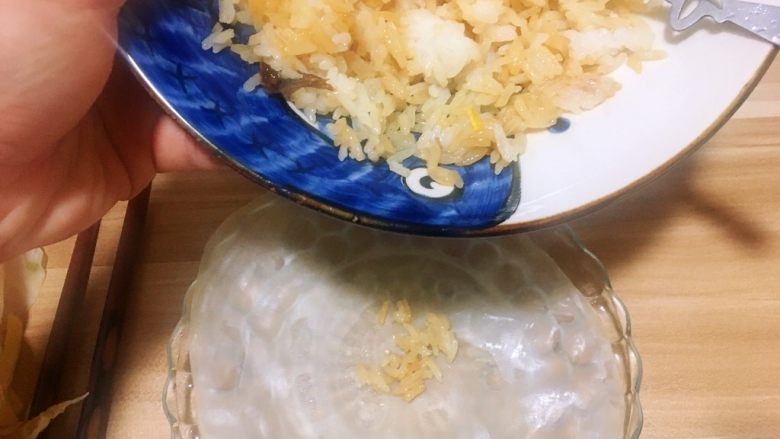 饺子皮春饼卷,蒸好的春饼拿出来，先铺一层拌匀的米饭