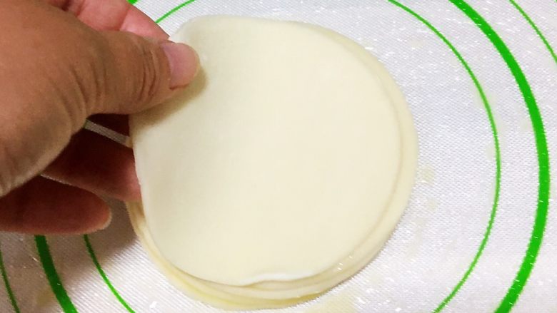 饺子皮春饼卷,以此类推，每层饺子皮都要刷到，这样是防止黏连