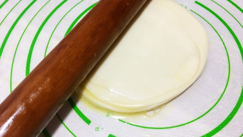 饺子皮春饼卷,擀成6寸左右的大小