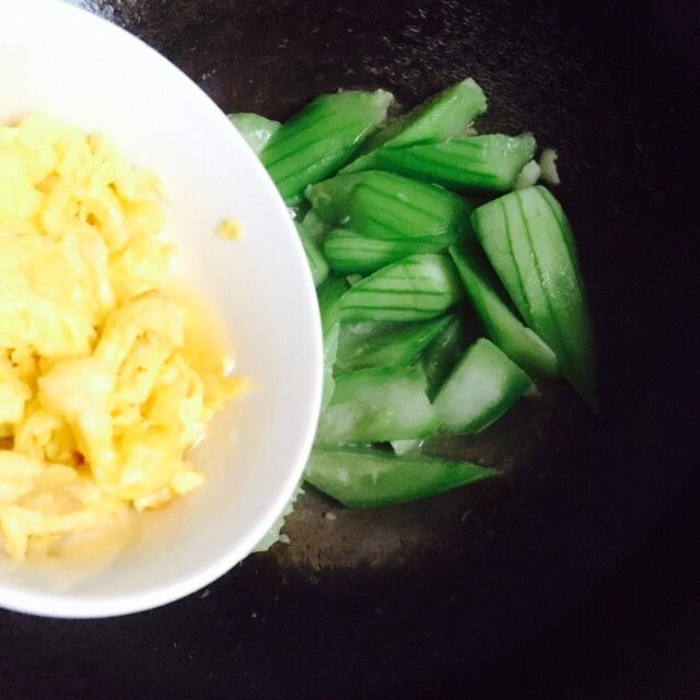 家常菜+丝瓜炒鸡蛋,放入鸡蛋