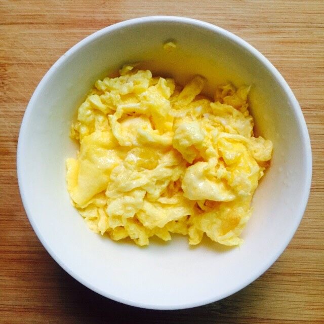 家常菜+丝瓜炒鸡蛋,盛在碗里备用