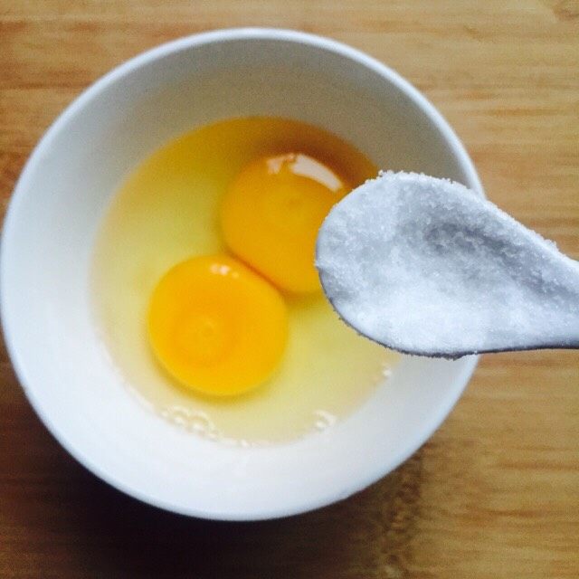 家常菜+丝瓜炒鸡蛋,鸡蛋加少许盐，打散备用