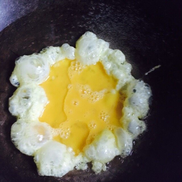 家常菜+丝瓜炒鸡蛋,炒锅倒入食用油加热倒入蛋液至表面少许凝固