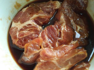 叉烧肉,腌制过一夜的肉从冰箱取出