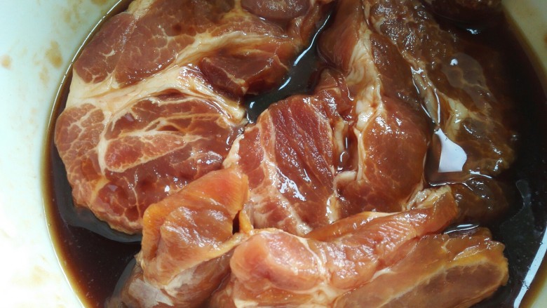 叉烧肉,腌制过一夜的肉从冰箱取出