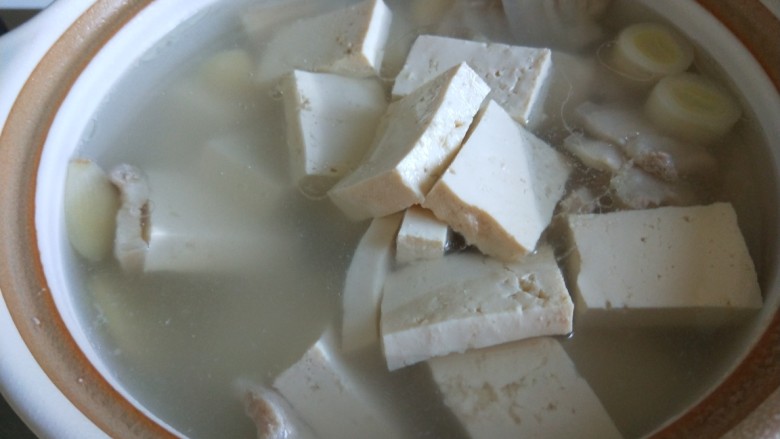 砂锅白肉豆腐奶白菜,肉片煮半小时后放入豆腐。