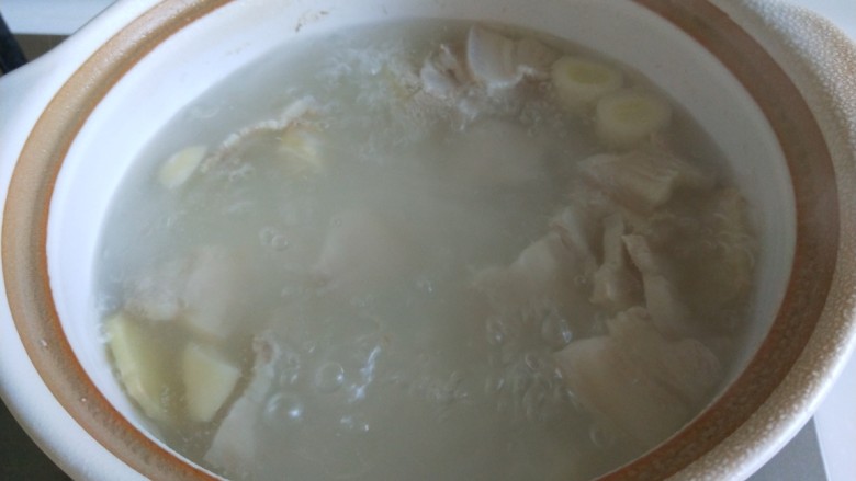 砂锅白肉豆腐奶白菜,切好的五花肉放入砂锅，加入葱姜蒜，适量水，先白煮肉片。
