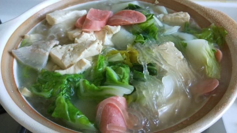 砂锅白肉豆腐奶白菜,轻轻用筷子搅拌均匀即可。