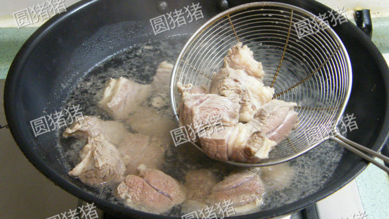 土豆烧牛肉,锅内烧开水，放入牛肉块氽烫约2分钟，捞起肉块冲净干净。
