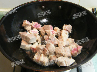 土豆烧牛肉,锅内剩下的油，放入牛腩块用中火翻炒约1分钟.