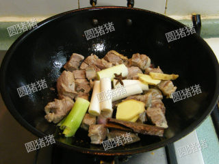 土豆烧牛肉,放入大葱段，生姜片，桂皮，八角翻炒至出香味。