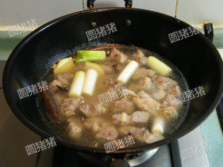 土豆烧牛肉,在锅内加入热开水，水量没过肉块约2CM高。