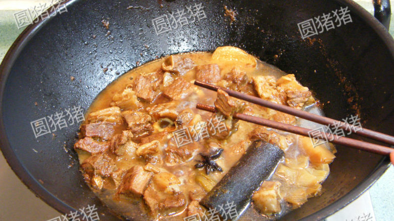 土豆烧牛肉,加盖大火煮开后，转小火炖约50分钟，至用筷子可以插入肉块,捞出八角，桂皮，葱姜。