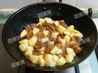 土豆烧牛肉,再加入事先炒好的土豆块，加盖用小火继续焖煮约20分钟。