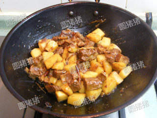 土豆烧牛肉,最后至汤汁浓稠，尽剩锅底少许汤汁时即可装盘。