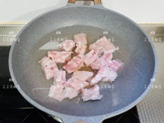 土豆炖排骨,锅中注入水加入1勺料酒，将排骨冷水下锅

