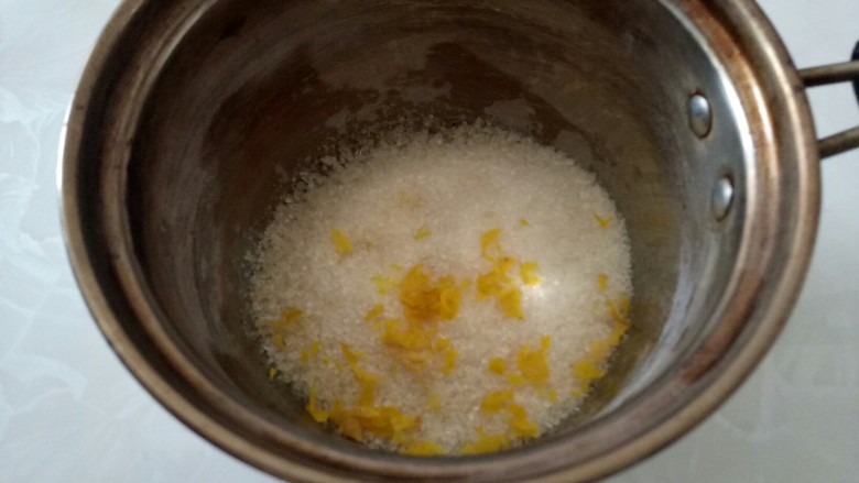 星空气泡水,将柠檬屑加入白糖中。