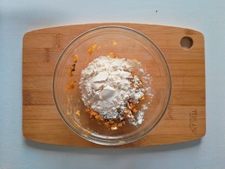 红薯燕麦饼干,加入准备好的面粉，搅拌成絮状
