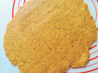 红薯燕麦饼干,将面团放在硅胶垫上，擀面杖擀成薄薄的面皮