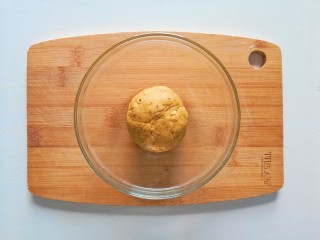 红薯燕麦饼干,揉成光滑的面团，大约揉5分钟，所有食材均匀的混合在一起
