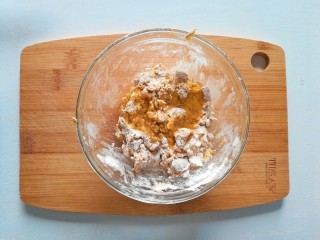 红薯燕麦饼干,加入面粉后会略干，这一步加入牛油果油和1克配方奶，充分的搅拌均匀
