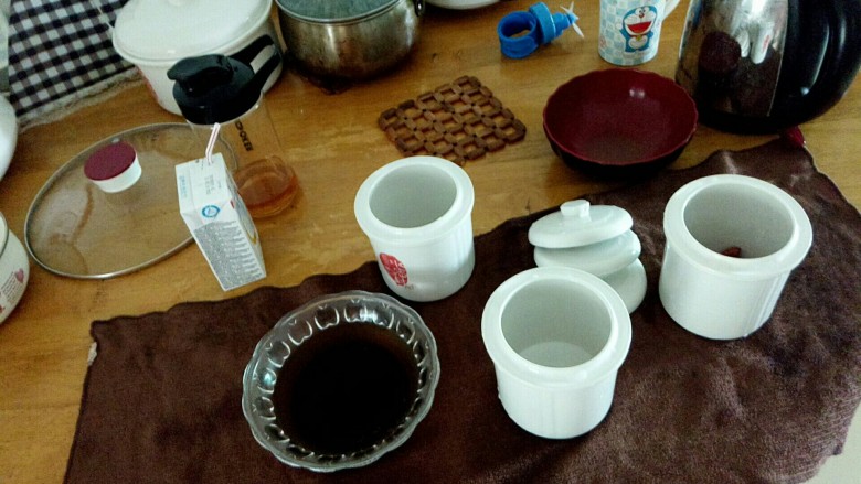 红茶花胶奶冻,等有空详细把过程拍美图记录下来，我这里用的是隔水炖炖盅 ，先用开水泡下红茶粉末，把泡好的红茶水过滤倒入炖盅中