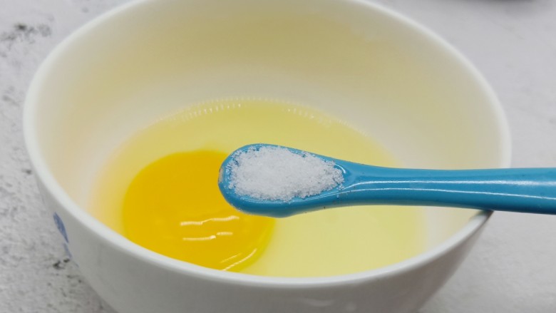 酥香碱水粽,鸡蛋磕入碗里，加细盐少许。
