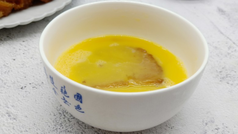 酥香碱水粽,碱水粽在鸡蛋液中过一下，让其沾满蛋液。