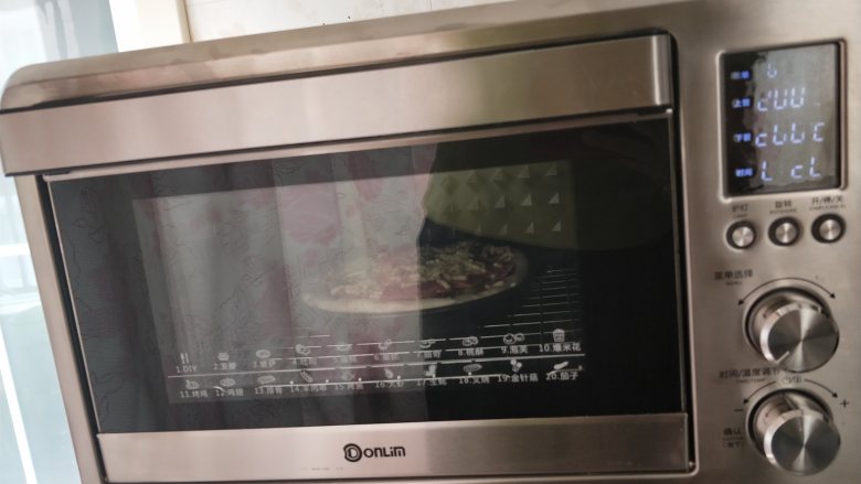 披萨(一次发酵）,烤箱提前选择上下过200度预热，披萨入烤箱烤18分钟